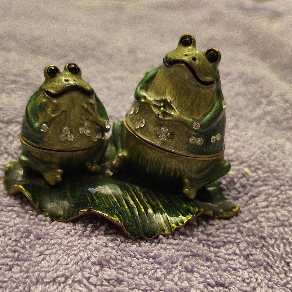 Green Frog Figurine Set